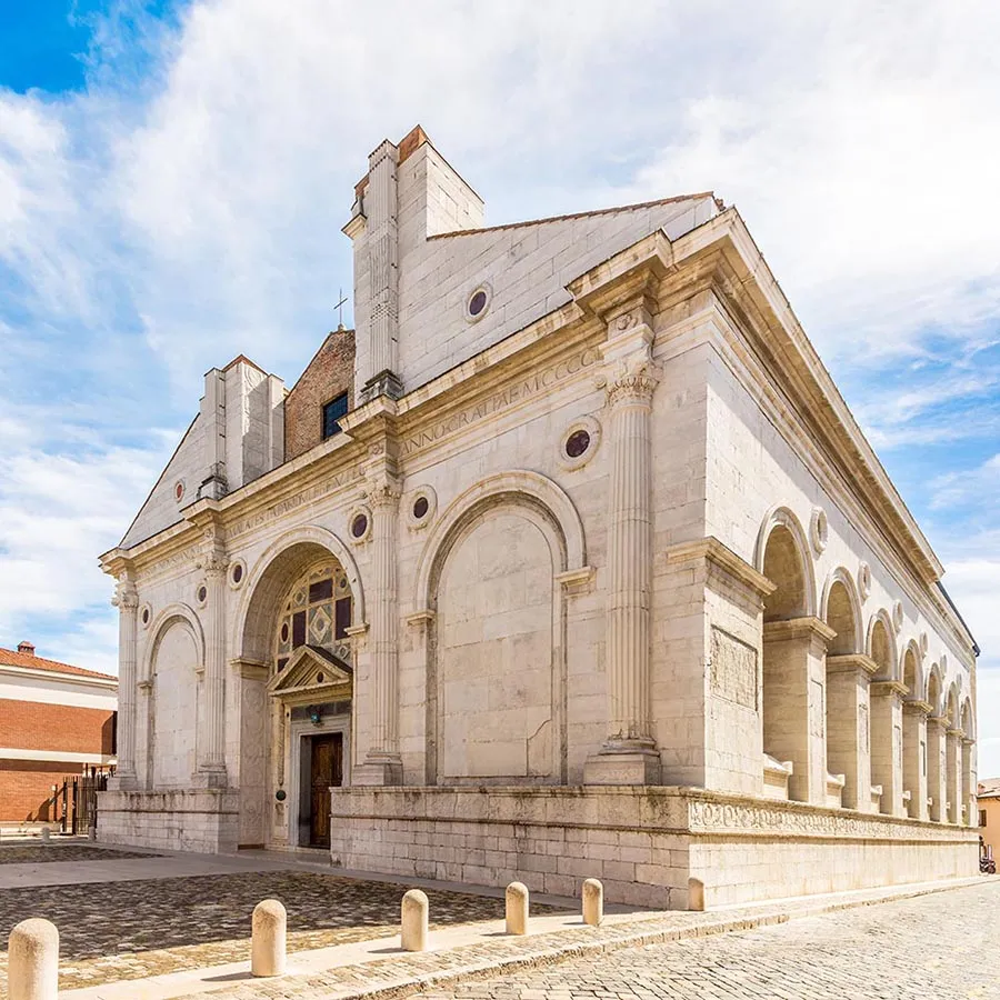 Facciata del Tempio Malatestiano di Rimini, capolavoro rinascimentale progettato da Leon Battista Alberti, con dettagli in marmo d'Istria e architettura ispirata all'antica Roma.