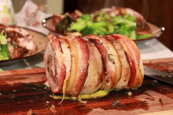 Il Coniglio in Porchetta è uno dei piatti più rappresentativi della cucina tradizionale romagnola, nato dalla sapiente unione tra carne bianca e aromi mediterranei. Preparato con erbe aromatiche, aglio, finocchietto selvatico e pancetta, questo piatto tipico di Rimini e della Romagna è simbolo delle ricette contadine tramandate di generazione in generazione. Con la sua crosta croccante e il cuore tenero e saporito, è una vera celebrazione dei sapori autentici della cucina romagnola.