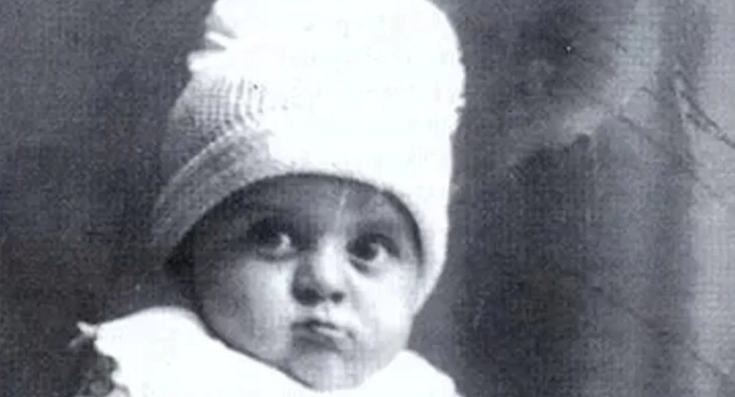 Fotografia d'infanzia di Federico Fellini, celebre regista nato a Rimini, futuro autore di capolavori cinematografici intrisi di sogno e memoria