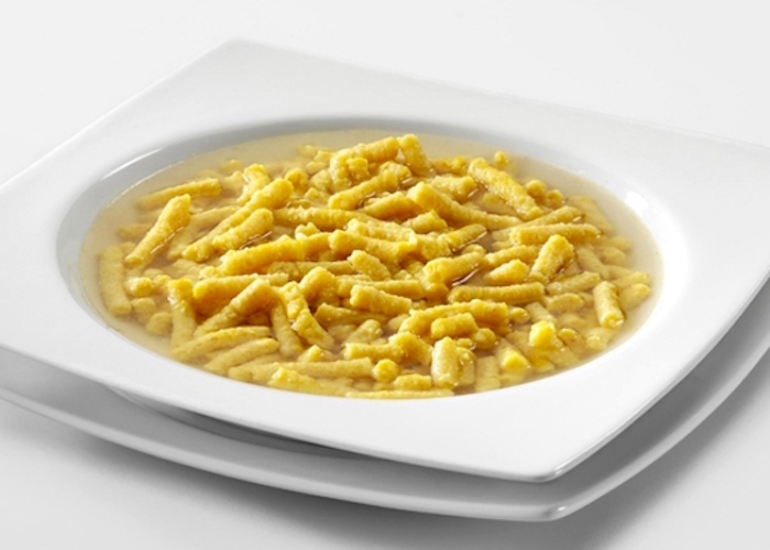 I Passatelli in brodo sono uno dei piatti più autentici e tradizionali della cucina romagnola. Preparati con pangrattato, uova, Parmigiano Reggiano e noce moscata, i passatelli vengono serviti in un caldo brodo di carne, perfetto per le stagioni più fredde. Questo piatto, simbolo della tradizione riminese, è una vera e propria coccola gastronomica che racconta la storia delle nonne romagnole e delle loro ricette tramandate di generazione in generazione.