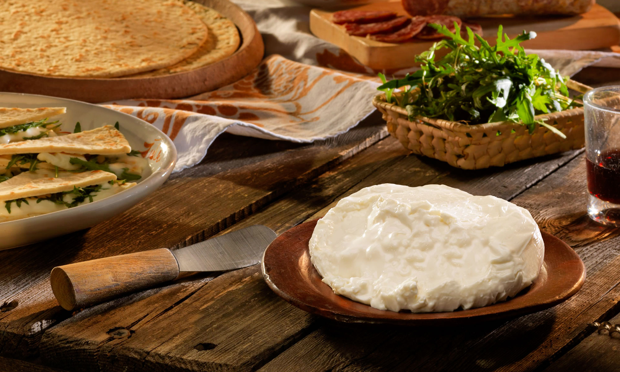 Piadina romagnola con Squacquerone di Romagna DOP, rucola e salumi, un classico della cucina tipica di Rimini e della Romagna.