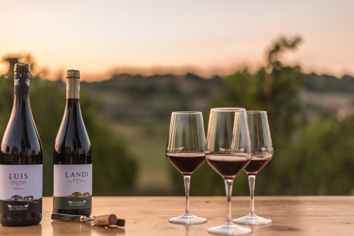 Scatto emozionale al calar del sole: sulle colline di Rimini tre calici di Sangiovese rosso , perfette per raccontare l’anima autentica della Romagna enologica.