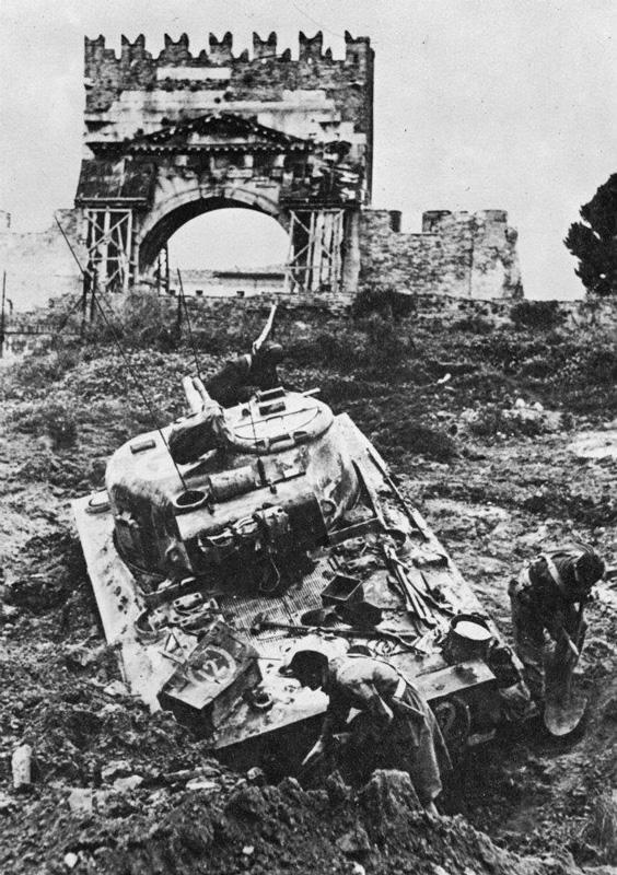 Arco d'Augusto di Rimini nel 1944, testimone della liberazione della città