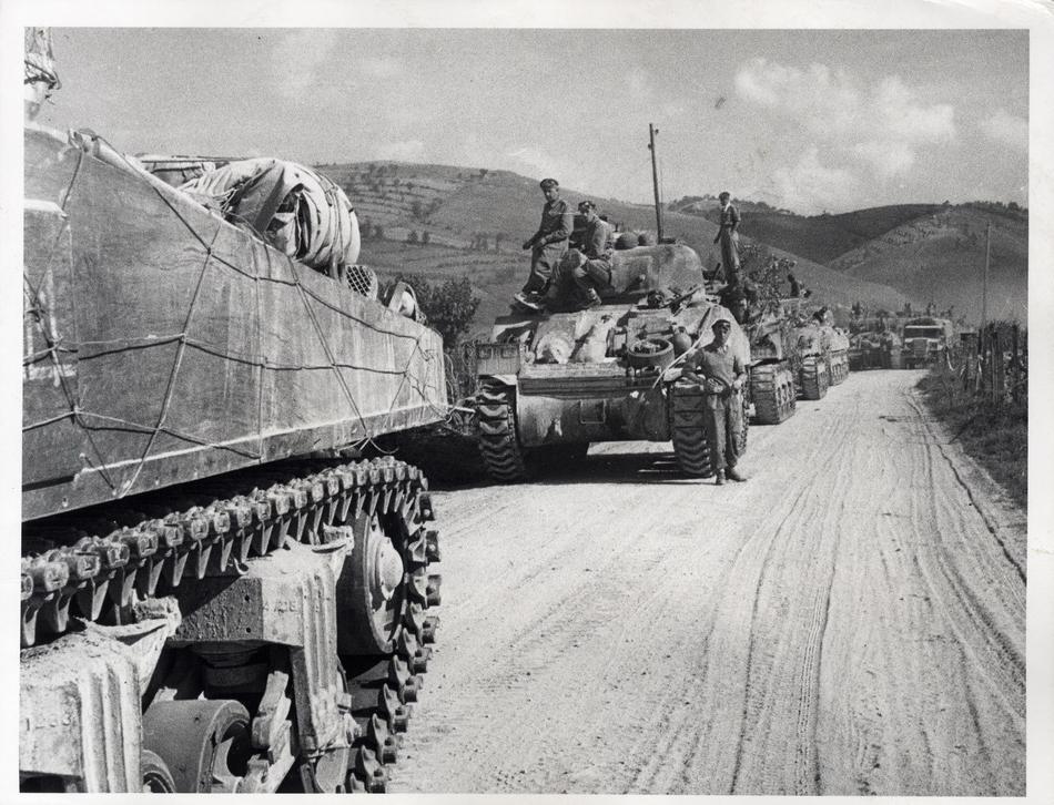 Carri armati Sherman alleati in avanzata verso Rimini durante l'Operation Olive, estate 1944