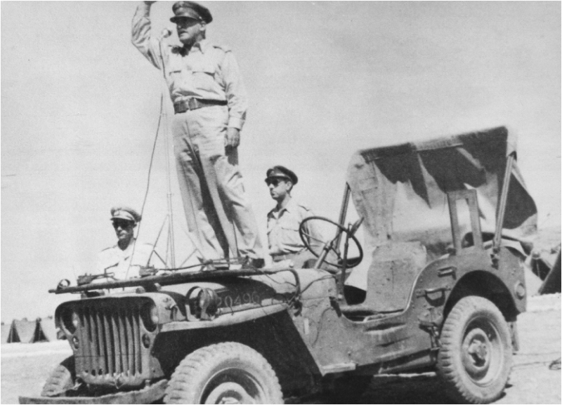 Colonnello Thrasyvoulos Tsakalotos con i soldati della 3ª Brigata di Montagna Greca, 1943