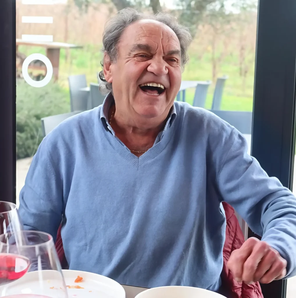 Gianfranco Todro Panighelli sorridente al tavolo