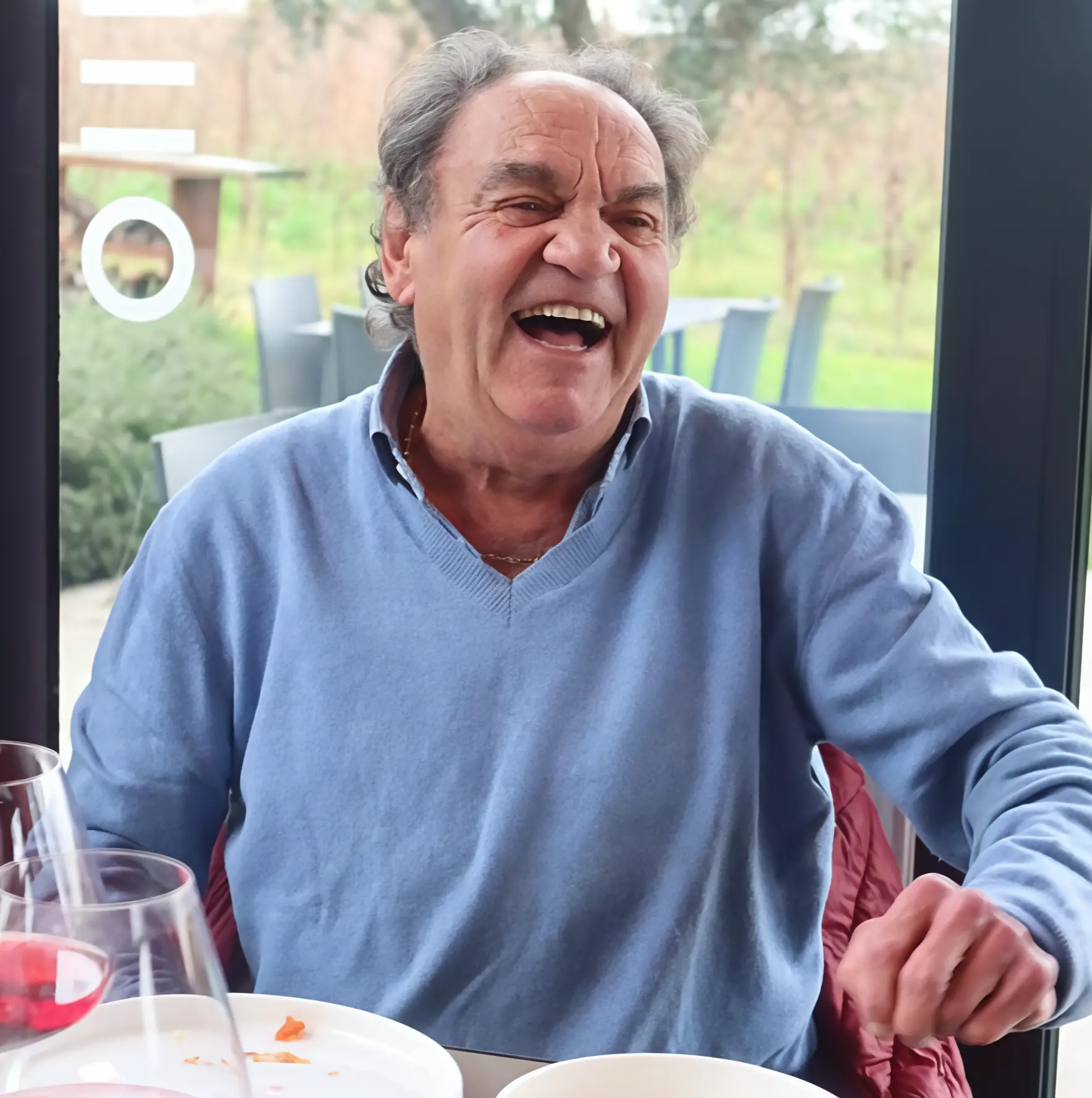 Gianfranco Todro Panighelli sorridente al tavolo