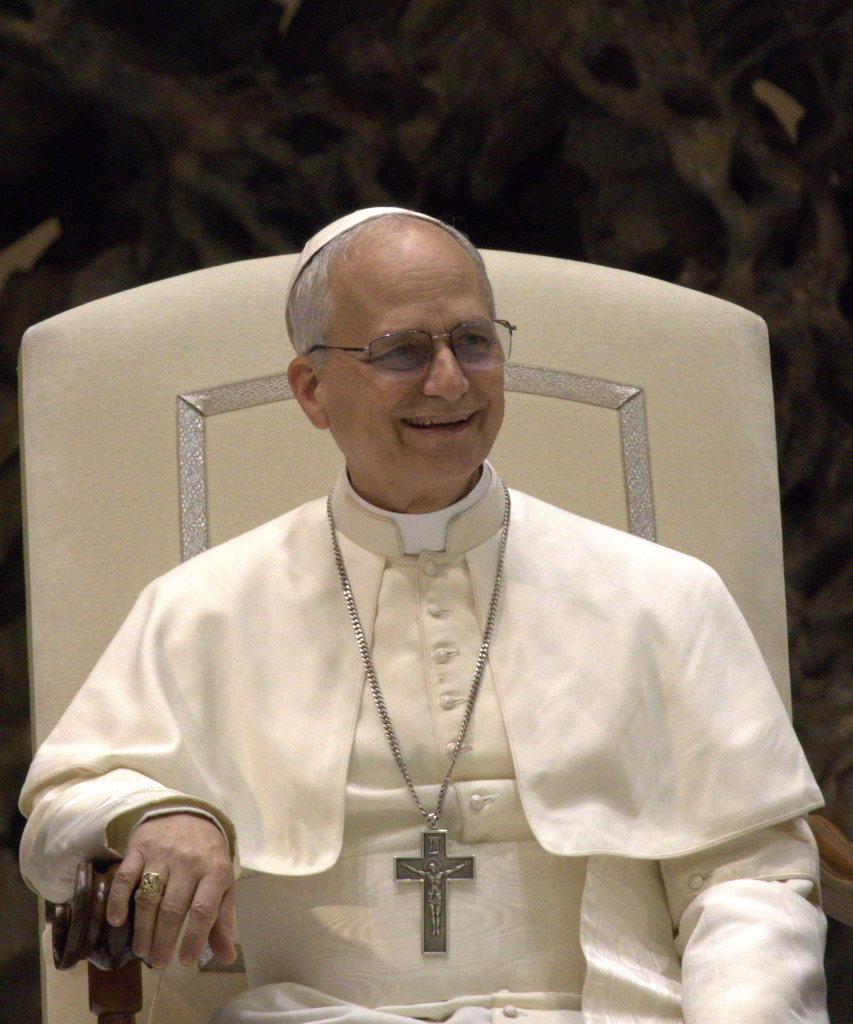 Papa Leone XIV sulla loggia della Basilica di San Pietro dopo l'elezione, maggio 2025