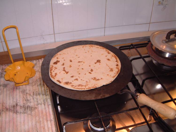 Piadina romagnola in cottura sulla piastra