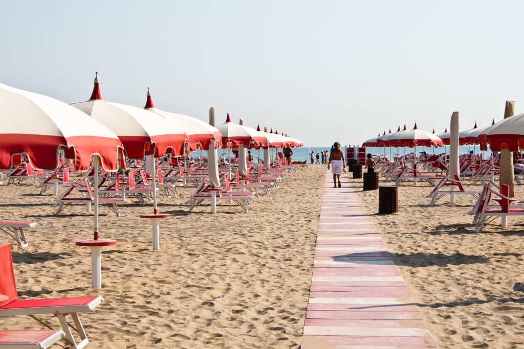 Spiaggia di Rimini con ombrelloni e lettini in estate