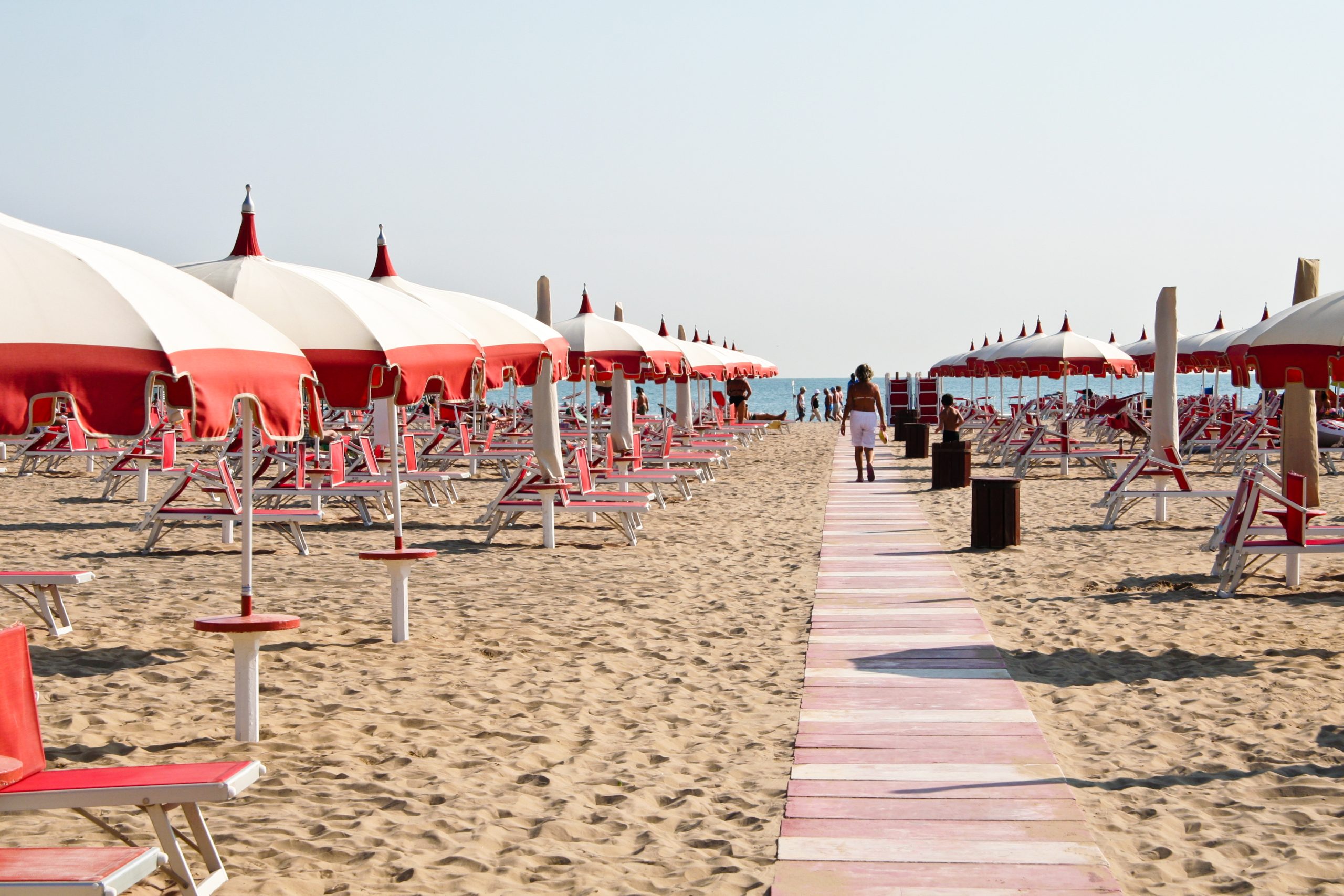 Spiaggia di Rimini con ombrelloni e lettini in estate