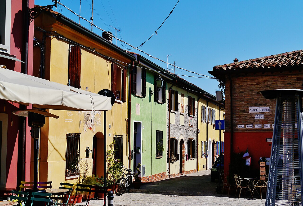 Strada e case colorate nel Borgo San Giuliano a Rimini