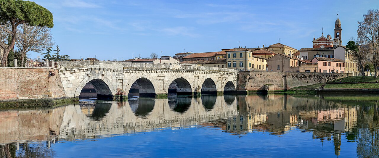 Ponte di Tiberio e centro storico di Rimini visti dall’acqua