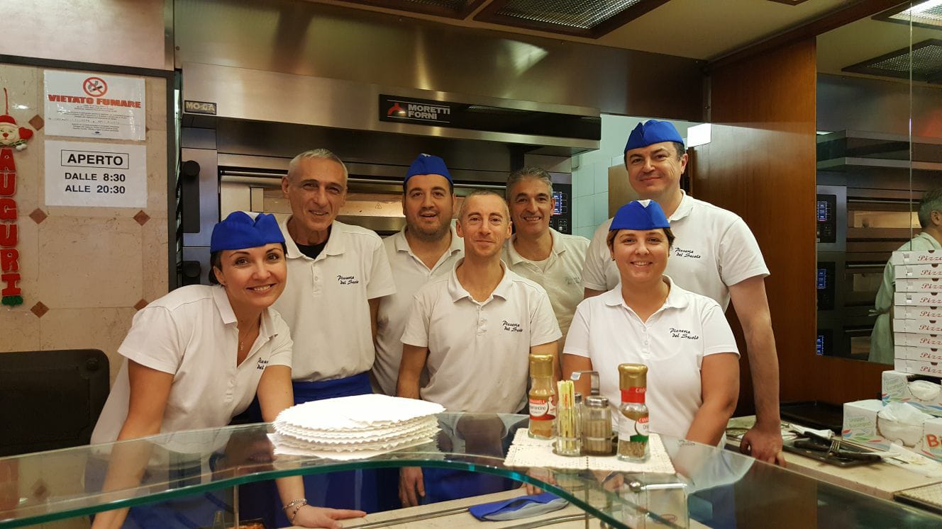 Staff della Pizzeria del Secolo dietro il bancone a Rimini